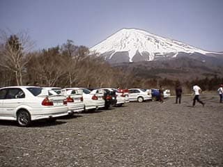 まず、そこから富士山スカイラインを個々のペースで登り、富士山が良く見える５合目付近の駐車場で一休み