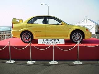 受付けを済ますと、目の前に黄色、シルバー(GSR)、白(RS)、のエボ５が展示されていました