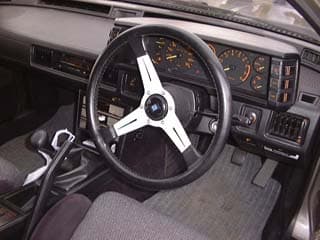 さてこれは何のクルマの運転席でしょう？